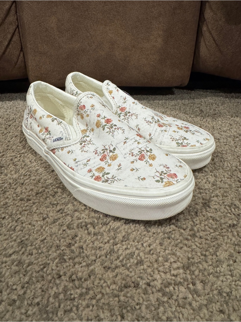 Vans Classic Slide on White Rose floral pattern—women’s size 7